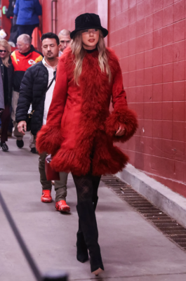 Wearing a Charlotte Simone coat, vintage Chanel bucket hat, Tods bag, and Manolo Blahnik boots.